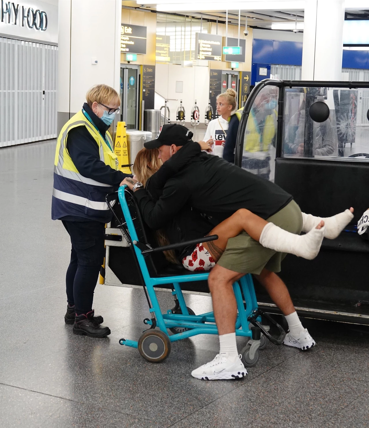 Fotoreporterzy uchwycili moment przesadzania Price na lotnisku. Dobrze, że modelka może liczyć na pomoc najbliższych! Fotoreporterzy uchwycili moment przesadzania Price na lotnisku. Dobrze, że modelka może liczyć na pomoc najbliższych!