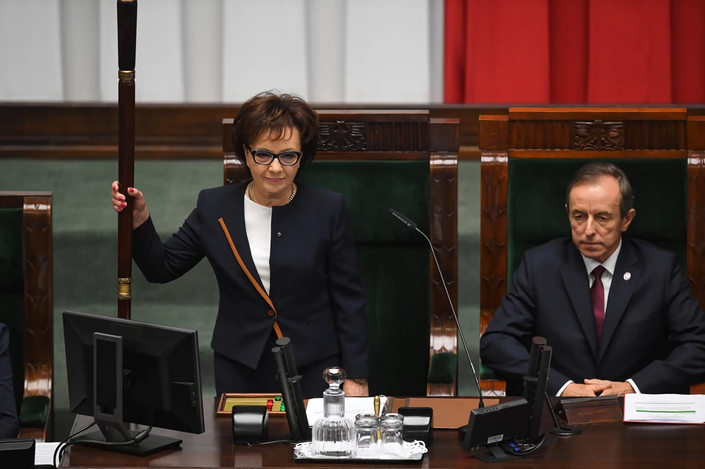 Zgromadzenie Narodowe otworzyła marszałek Sejmu Elżbieta Witek. Towarzyszył jej marszałek Senatu Tomasz Grodzki. 