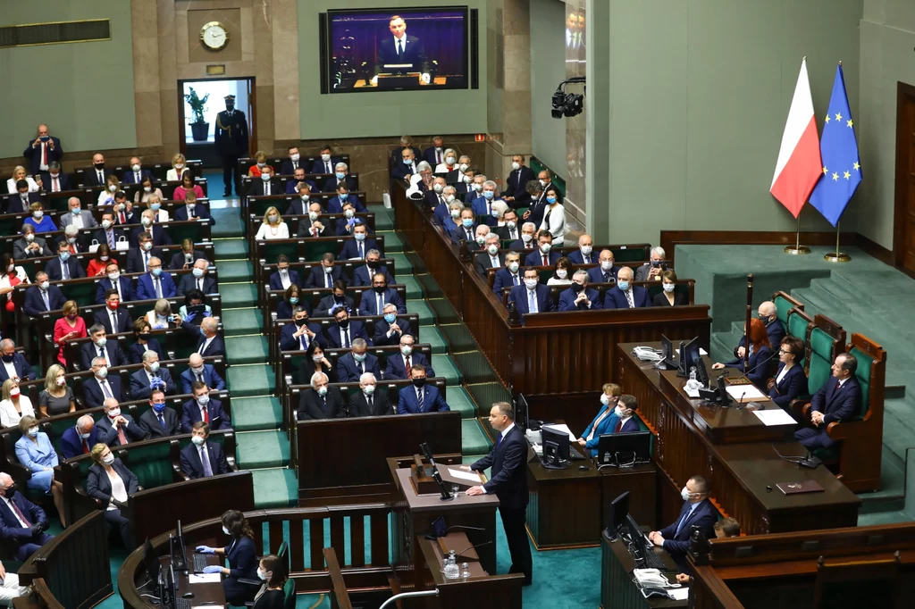 Ławy koalicji rządzącej były pełne. 
