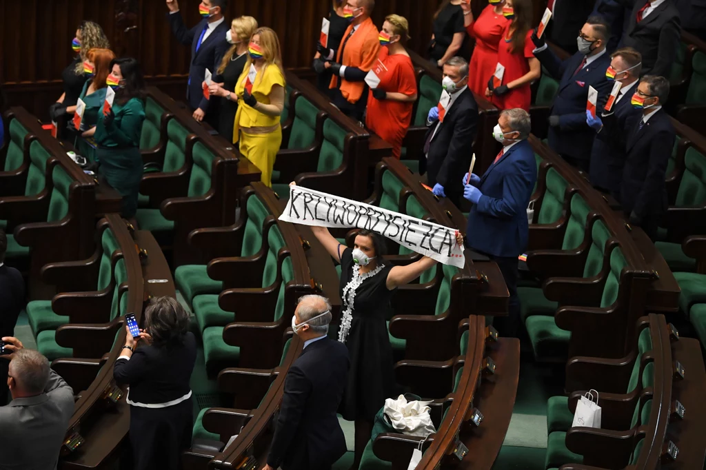 Jedna z przedstawicielek opozycji, Klaudia Jachira, w czasie uroczystości zaprzysiężenia Andrzeja Dudy na drugą kadencję rozwinęła transparent z napisem "Krzywoprzysięzca". 
