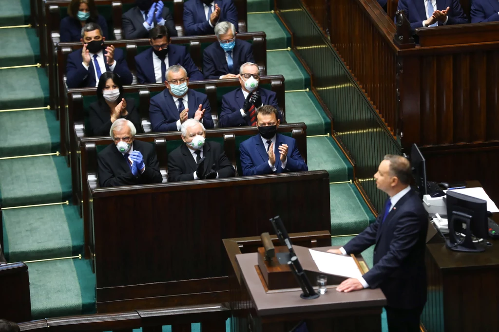 W pierwszym rzędzie siedział prezes Prawa i Sprawiedliwości Jarosław Kaczyński. 