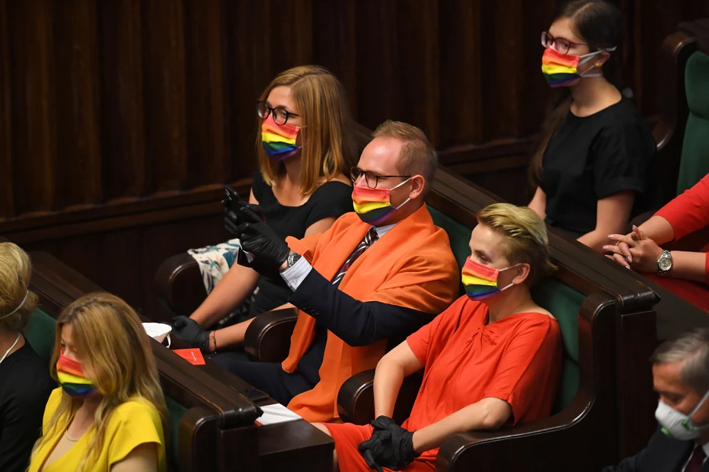 Posłowie Lewicy przyszli na zaprzysiężenie w tęczowych maseczkach. 