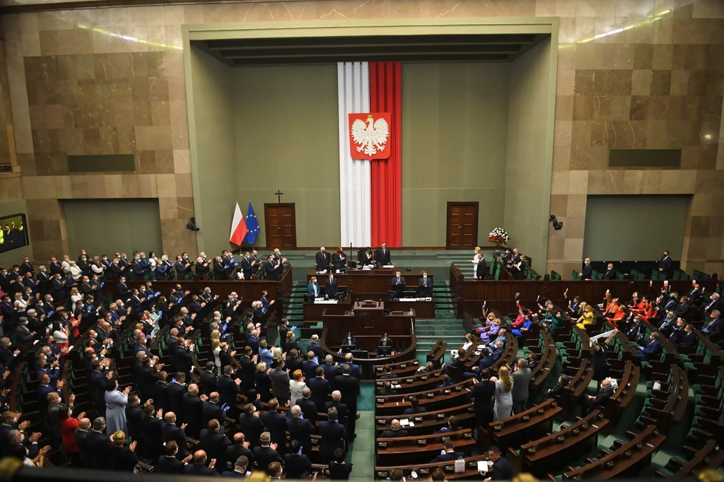 Po wygłoszeniu orędzia przez prezydenta zgromadzeni na Zgromadzeniu Narodowym parlamentarzyści PiS skandowali: "Andrzej Duda".