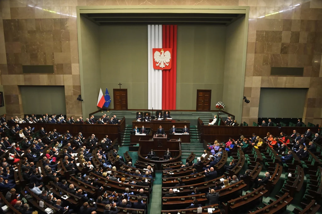 Ławy, w których zwykle zasiadają przedstawiciele opozycji, świeciły pustkami. Wielu posłów zbojkotowało zaprzysiężenie Andrzeja Dudy. 
