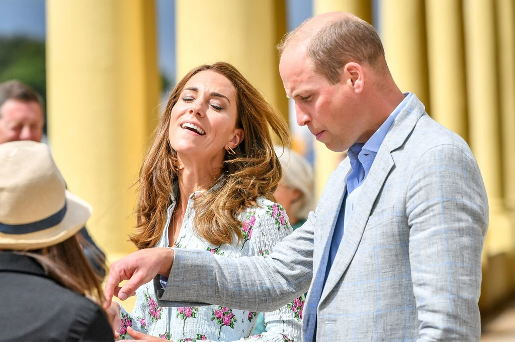 Kate i William wykorzystali wizytę w salonie w stu procentach. Nie tylko oddawali się radosnej zabawie, ale także pozwolili sobie na bardziej zaciekłą rywalizację, konkurując ze sobą na maszynach. Mieli także okazje, aby porozmawiać z pracownikami salonu. Kate i William wykorzystali wizytę w salonie w stu procentach. Nie tylko oddawali się radosnej zabawie, ale także pozwolili sobie na bardziej zaciekłą rywalizację, konkurując ze sobą na maszynach. Mieli także okazje, aby porozmawiać z pracownikami salonu.