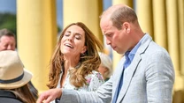 Kate i William wykorzystali wizytę w salonie w stu procentach. Nie tylko oddawali się radosnej zabawie, ale także pozwolili sobie na bardziej zaciekłą rywalizację, konkurując ze sobą na maszynach. Mieli także okazje, aby porozmawiać z pracownikami salonu.