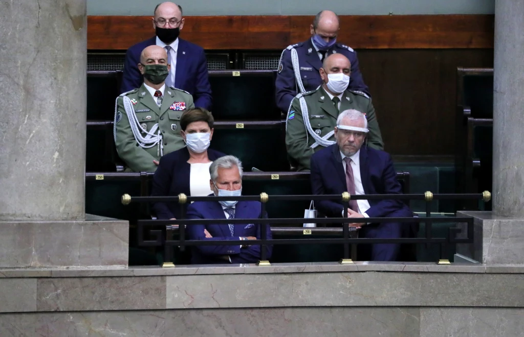 W uroczystości zaprzysiężenia wziął udział były prezydent Aleksander Kwaśniewski. Za nim widoczna była premier Beata Szydło. 