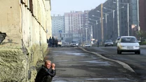 Norylsk, Rosja. Najbardziej depresyjne miasto świata 

Niektóre miejsca wydają się dosłownie obłożone klątwą.

 Norylsk, zbudowany przez więźniów, jedno z najzimniejszych i najbardziej wysuniętych na północ miast na świecie, słynie z mocno obrazowego opisu: „śnieg jest tam czarny, w powietrzu unosi się zapach siarki, a szacowana długość życia pracowników fabryki jest o 10 lat niższa od średniej długości życia w Rosji”. 

Wspomniana fabryka to największy na świecie zakład wytopu metali ciężkich należący do spółki Nornikiel. Kiedy w 2007 świat obiegły informacje, że zakład rocznie emituje 2 miliony ton dwutlenku siarki, jego włodarze bili się w piersi, obiecywali poprawę i troskę o środowisko naturalne. 

Jak to wygląda w praktyce? To właśnie w Norylsku pod koniec maja bieżącego roku doszło do wycieku 21 tysięcy litrów oleju napędowego, które zatruły grunty, wody pitne i płynące. Skażony został teren o powierzchni 180 tysięcy mkw, normy trujących substancji zostały przekroczone 200 razy. 

Szychy z Norniklu trafiają do aresztu jeden za drugim, bo jak się okazuje, o zagrożeniu wiedzieli już w 2016. Przeprowadzili nawet lipny remont (na papierze), w czasie którego kontrole zbiorników nie były oczywiście możliwe. Kiedy katastrofa już nastąpiła, zgodnie ze starą sowiecką tradycją, dwa dni zwlekano z zawiadomieniem służb ratowniczych. 

