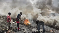 Agbogbloshie, Ghana. „Sodoma i Gomora”

Agbogbloshie to piekło na ziemi. Piekło wybrukowane super szybkimi procesorami.

Zastanawialiście się kiedyś, co świat Zachodu robi z tymi wszystkimi komputerami, telefonami i innymi gadżetami, projektowanymi według zasad "planned obsolescence" (czyli takimi, które psują się dzień po ustaniu gwarancji)? 215,000 ton zużytej elektroniki rocznie trafia do Ghany. Większość tego sprzętu nie nadaje się do użytku i ląduje na wysypiskach takich jak to w Agbogbloshie, które jest określane jako największe na świecie wysypisko e-śmieci. Tam poddawane są „recyklingowi”.

Nie zajmują się tym wyspecjalizowane firmy, ale mieszkańcy (również dzieci) slumsów "Old Fadama". By uzyskać surowce, które można później sprzedać za grosze, po prostu wypalają kable, podsycając ogień styropianowymi opakowaniami.

 W trakcie tego procesu toksyczne substancje, w tym metale ciężkie, trafiają wprost do otoczenia. 
