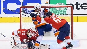 New York Islanders (białe koszulki) wciąż prowadzą z Panthers
