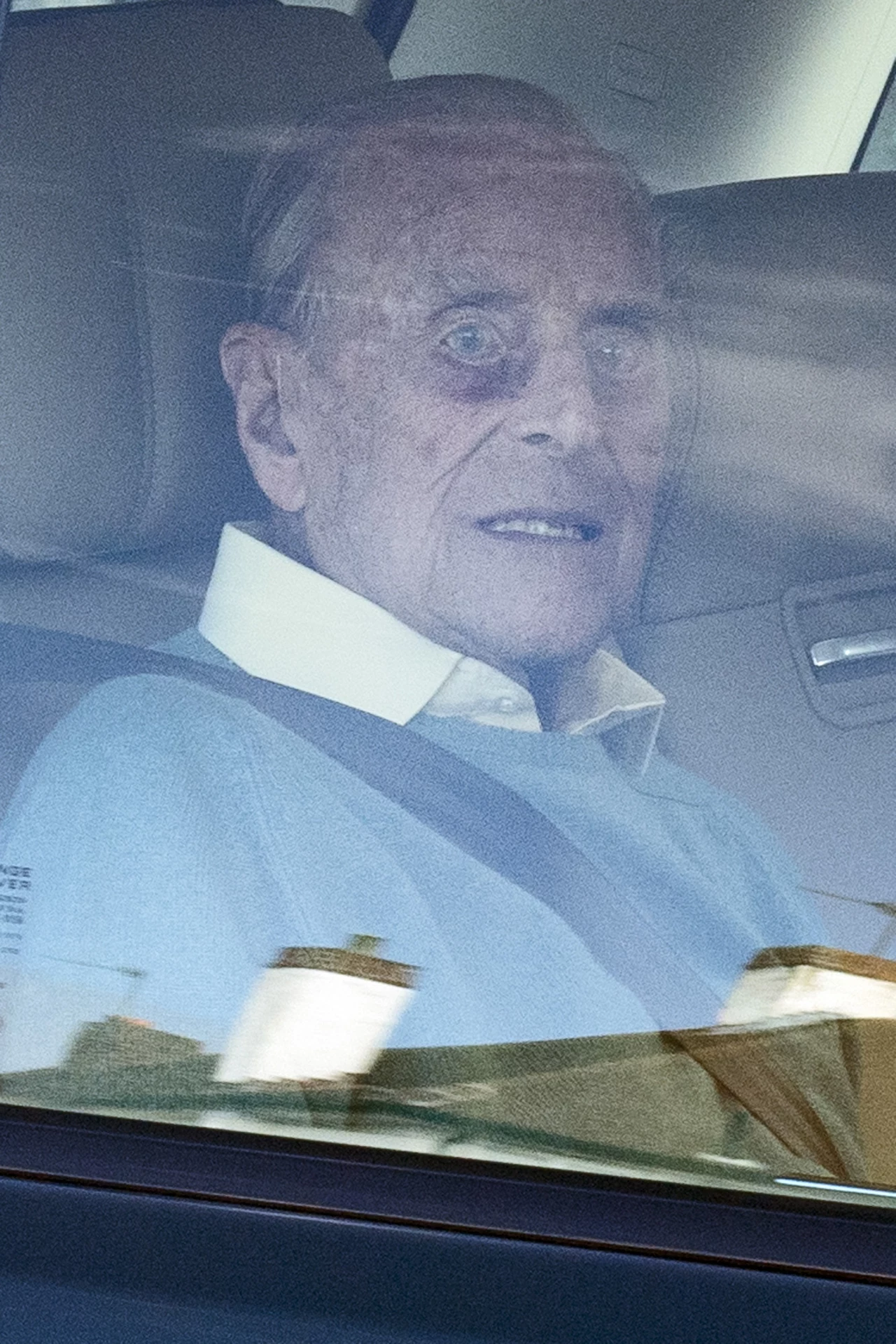 Ostatnio książę Filip wraz z królową Elżbietą II udali się na letnie wakacje do posiadłości Balmoral w Szkocji. Fotoreporterom udało się zrobić kilka zdjęć królewskiej parze. Wygląda na to, że stan zdrowia monarchy jest stabilny. Ostatnio książę Filip wraz z królową Elżbietą II udali się na letnie wakacje do posiadłości Balmoral w Szkocji. Fotoreporterom udało się zrobić kilka zdjęć królewskiej parze. Wygląda na to, że stan zdrowia monarchy jest stabilny.