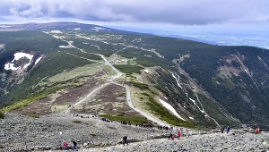 Turyści wchodzący na Śnieżkę, zdj. ilustracyjne