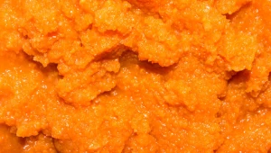 Sok z marchwi działa wykrztuśnie, łagodzi kaszel i objawy infekcji