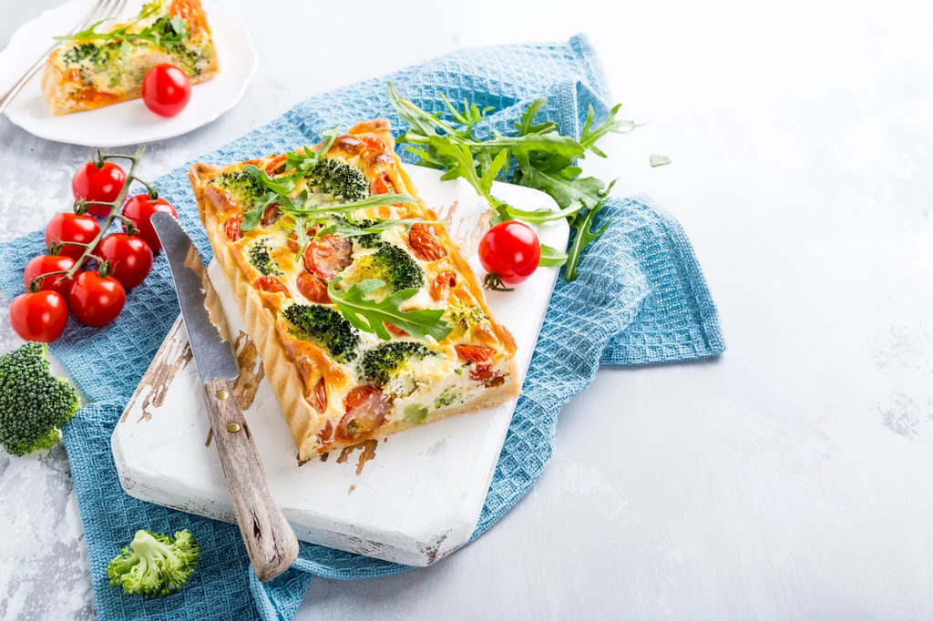 Pyszne domowe quiche z warzywami 