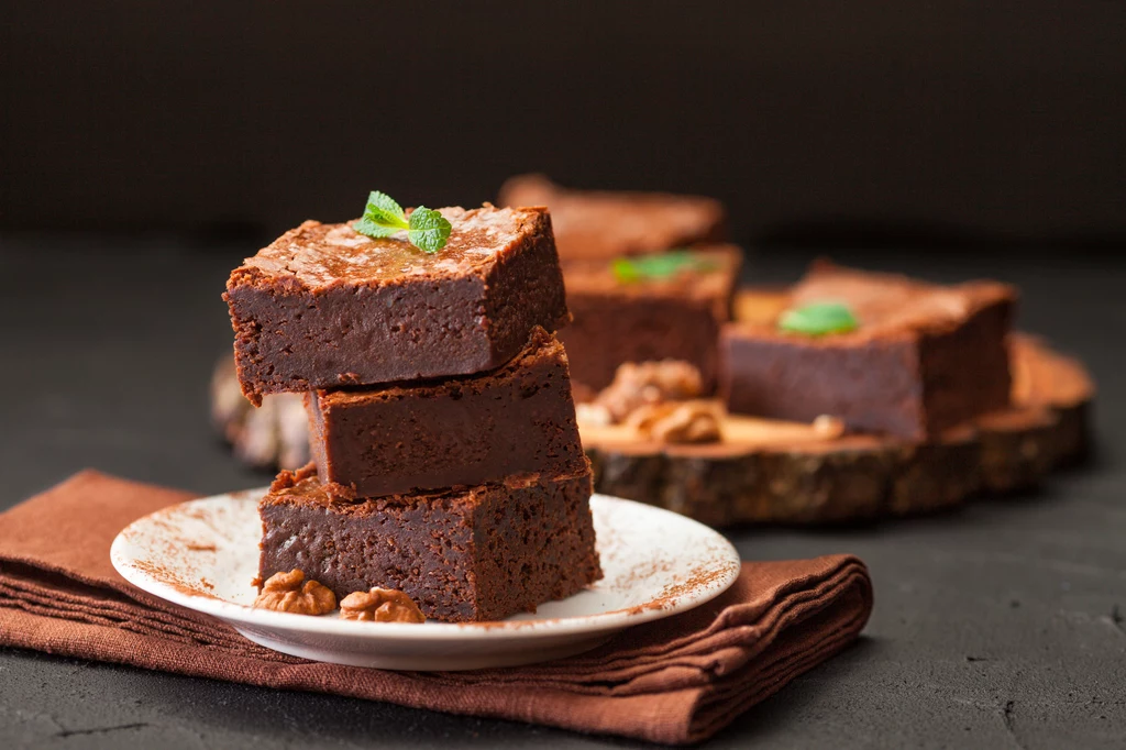 Brownie po upieczeniu nadal pozostaje wilgotne w środku. Nie sprawdzaj go patyczkiem