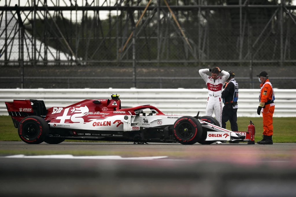 Antonio Giovinazzi wysiadł z bolidu i łapał się za głowę Antonio Giovinazzi wysiadł z bolidu i łapał się za głowę