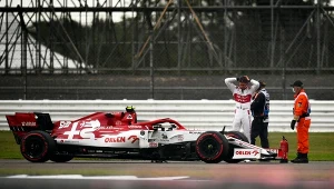 Antonio Giovinazzi wysiadł z bolidu i łapał się za głowę