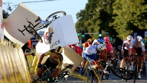 Kraksa na mecie 1. etapu wyścigu kolarskiego 77. Tour de Pologne z Chorzowa do Katowic