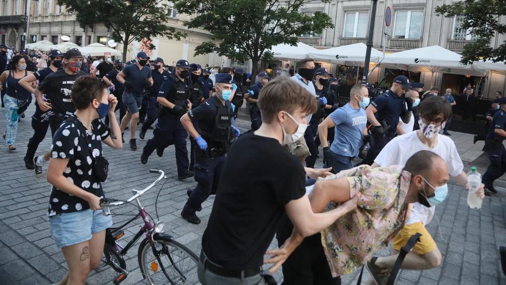 Radiowóz z Michałem Sz. odjechał, ale protest wciąż trwał. Aktywiści byli zatrzymywani przez policjantów. Niektórzy blokowali policyjne samochody, w których były zatrzymane osoby. Radiowóz z Michałem Sz. odjechał, ale protest wciąż trwał. Aktywiści byli zatrzymywani przez policjantów. Niektórzy blokowali policyjne samochody, w których były zatrzymane osoby.