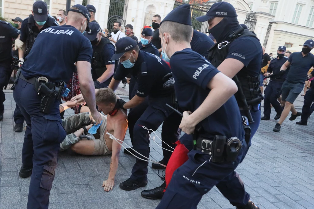 Protestujący wykrzykiwali hasła: "Faszyści, policja - jedna koalicja", "Solidarność naszą bronią", "Zamkniecie jedną, przyjdą następne". Aktywiści mieli ze sobą tęczowe flagi, wielu na twarzach miało maseczki w tęczowych kolorach. Źródło tekstu: Interia/PAP Protestujący wykrzykiwali hasła: "Faszyści, policja - jedna koalicja", "Solidarność naszą bronią", "Zamkniecie jedną, przyjdą następne". Aktywiści mieli ze sobą tęczowe flagi, wielu na twarzach miało maseczki w tęczowych kolorach. Źródło tekstu: Interia/PAP
