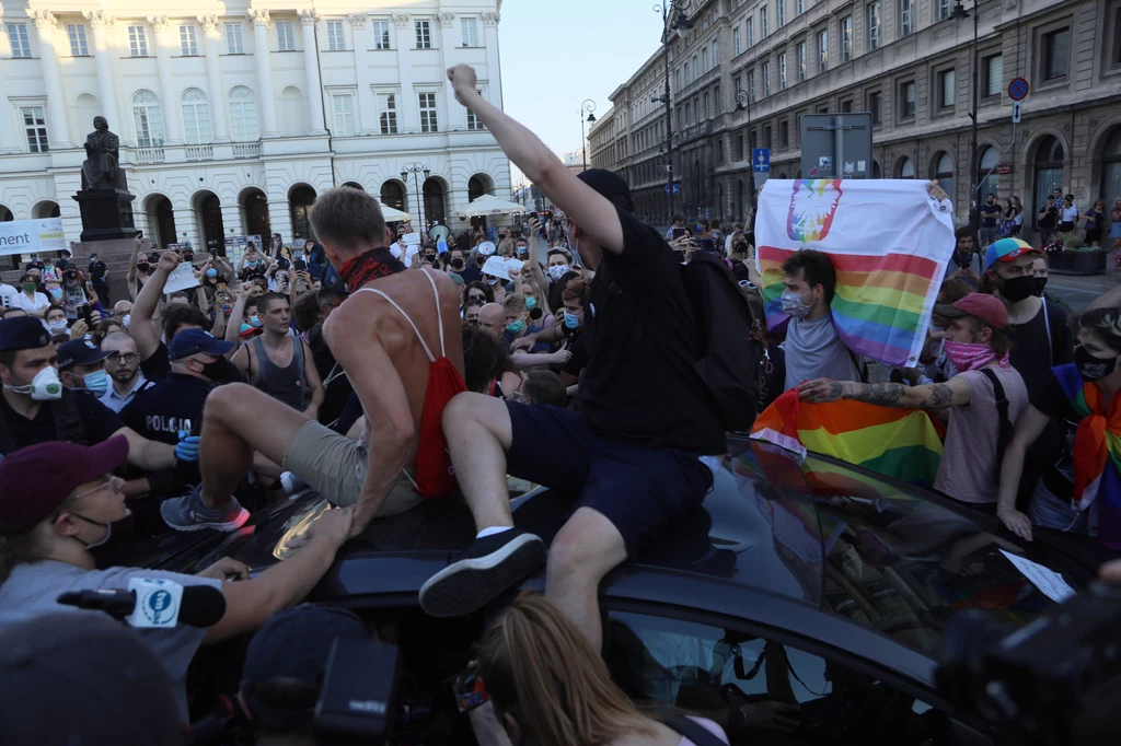 By uniemożliwić aresztowanie Margot, dwóch młodych mężczyzn wskoczyło na policyjny samochód. By uniemożliwić aresztowanie Margot, dwóch młodych mężczyzn wskoczyło na policyjny samochód.