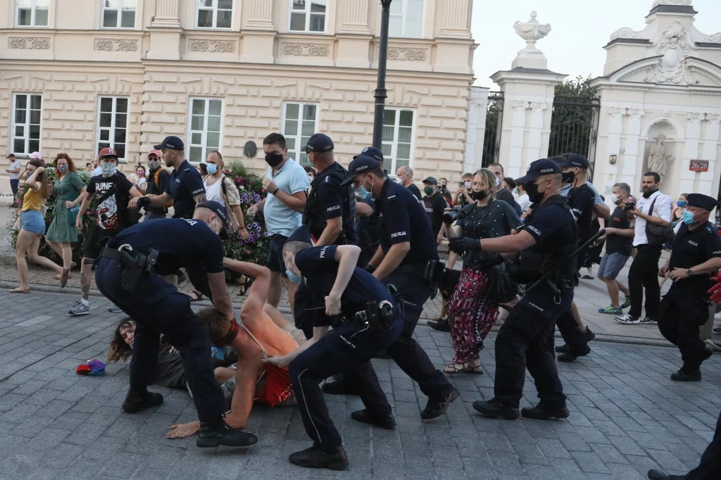 Gdy samochód z aktywistą ruszył, doszło do przepychanek z policją, która go eskortowała. Kilka osób upadło na ziemię i zostało przytrzymanych przez funkcjonariuszy. Gdy samochód z aktywistą ruszył, doszło do przepychanek z policją, która go eskortowała. Kilka osób upadło na ziemię i zostało przytrzymanych przez funkcjonariuszy.