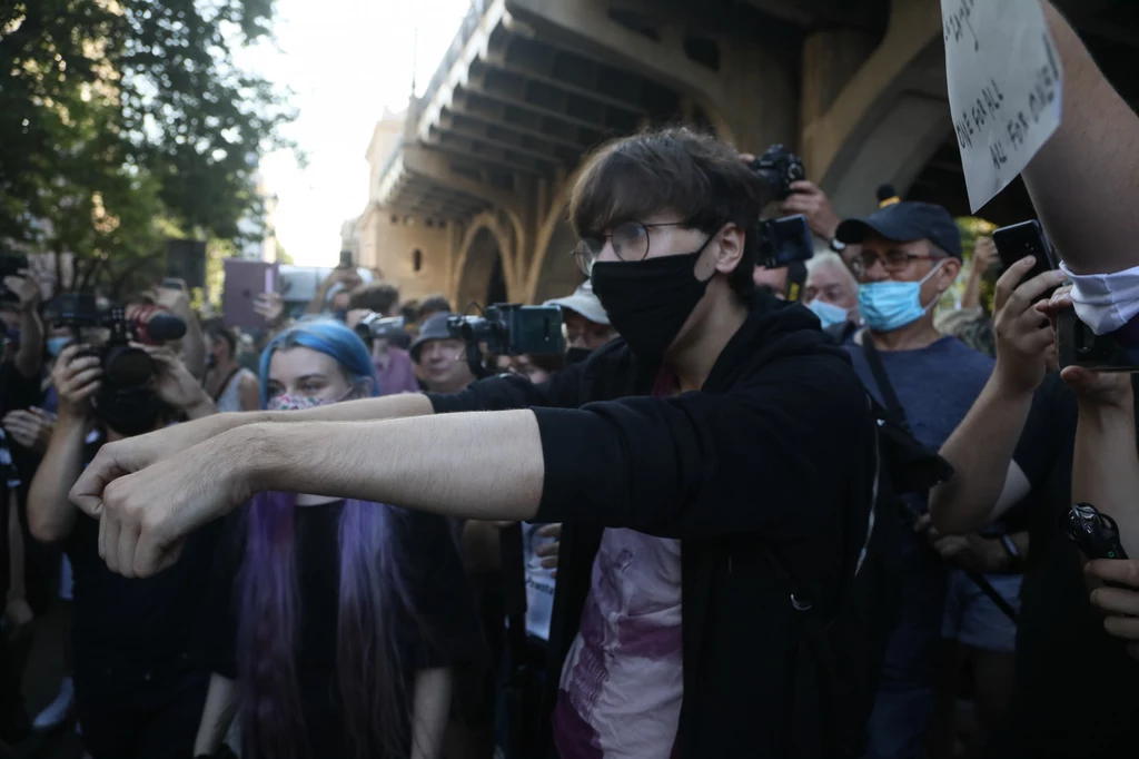 Powodem decyzji o areszcie ma być celowe uszkodzenie samochodu Fundacji "Pro - Prawo do Życia" - oklejonego hasłami anty LGBT. W pewnym momencie Margot wyszła do protestujących i wyciągnęła ręce ku policjantom, godząc się na swój areszt. Policjanci jednak nie zdecydowali się na taki ruch. Powodem decyzji o areszcie ma być celowe uszkodzenie samochodu Fundacji "Pro - Prawo do Życia" - oklejonego hasłami anty LGBT. W pewnym momencie Margot wyszła do protestujących i wyciągnęła ręce ku policjantom, godząc się na swój areszt. Policjanci jednak nie zdecydowali się na taki ruch.
