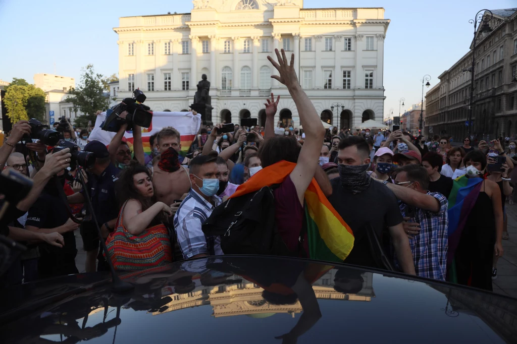 W związku z tym uczestnicy protestu pomaszerowali na Nowy Świat, gdzie policja zdecydowała się nagle na aresztowanie Margot. W związku z tym uczestnicy protestu pomaszerowali na Nowy Świat, gdzie policja zdecydowała się nagle na aresztowanie Margot.