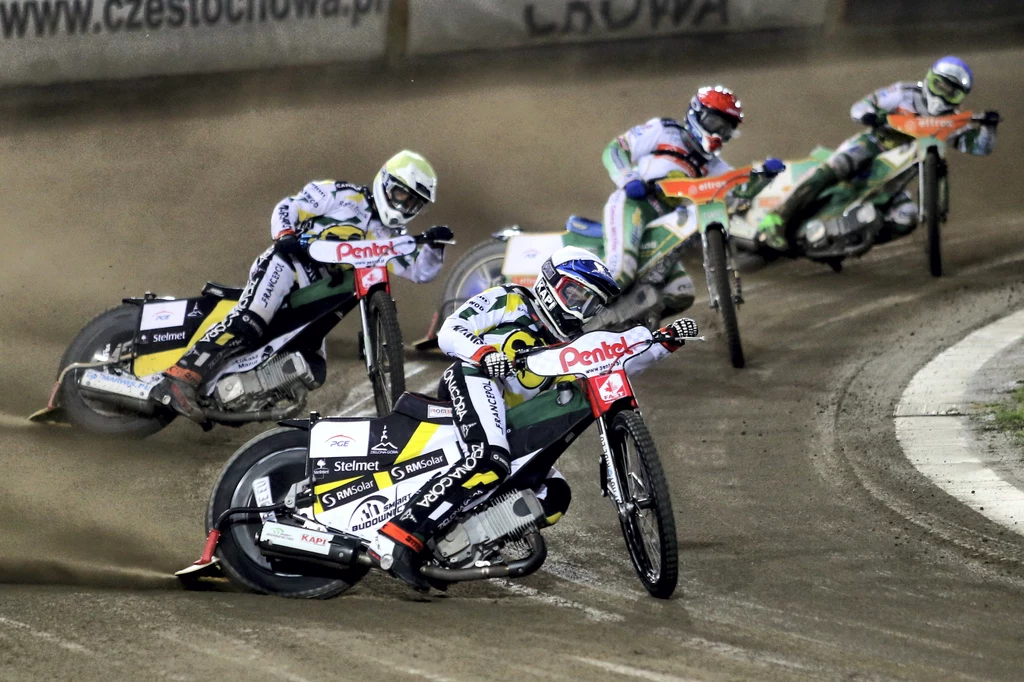 Zawodnicy Eltrox Włókniarz Częstochowa Jakub Miśkowiak (kask czerwony) i Mateusz Świdnicki (niebieski) oraz Mateusz Tonder (żółty) i Norbert Krakowiak (biały) z RM Solar Falubaz Zielona Góra