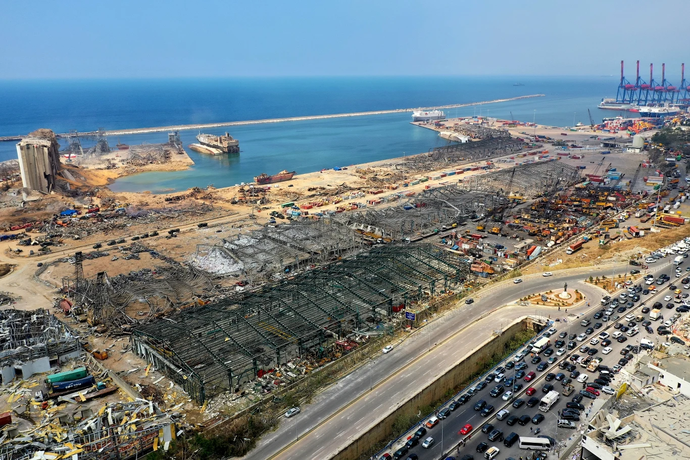 Potężna eksplozja Bejrucie 4 sierpnia doszło do potężnego wybuchu w porcie w Bejrucie. Fala uderzeniowa praktycznie zmiotła port w stolicy Libanu i uszkodziła budynki w promieniu 10 kilometrów. Eksplozja była tak potężna, że słyszano ją na oddalonym o ponad 200 km Cyprze. Zginęły łącznie 204 osoby, a ponad 6,5 tys. odniosło obrażenia. W wyniku wybuchu dach nad głową straciło około 300 tys. osób. Jak ustalono, eksplodowała składowana w magazynie portowym saletra amonowa skonfiskowana w 2014 roku z zatrzymanego w porcie statku. 