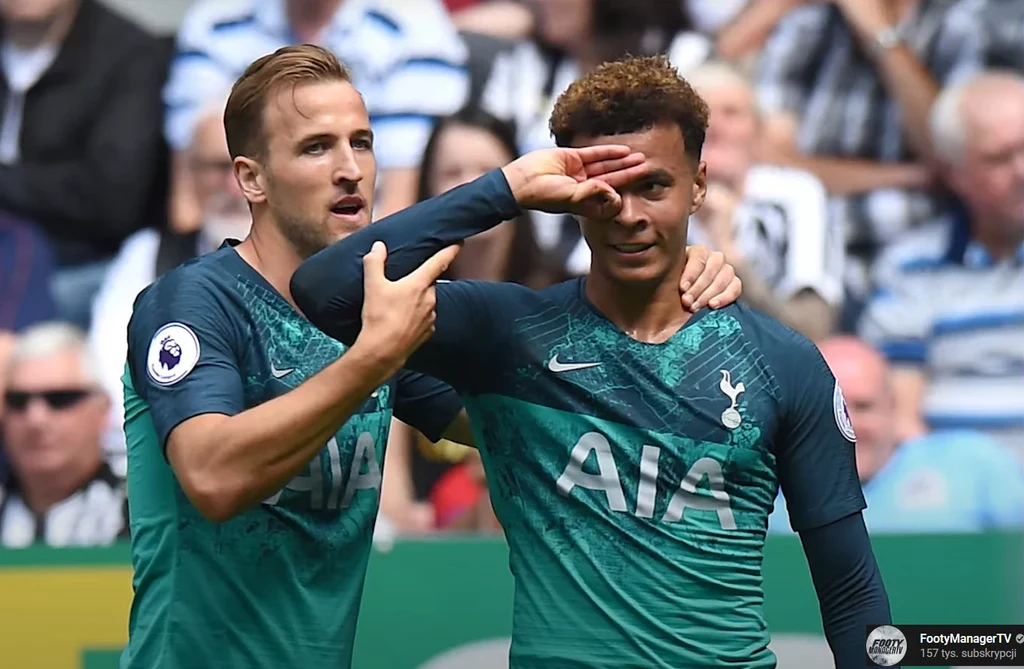 Przypomnijmy, że zawodnik Spurs wykonał ją dwa lata temu po strzelonym golu ekipie Newcastle United. F.C. Jednak kampania trolli 4Chan rozpoczęta w 2017 roku doprowadziła do tego, że wspomniany gest uznano za rasistowski z kolei innych po prostu denerwuje. Przypomnijmy, że zawodnik Spurs wykonał ją dwa lata temu po strzelonym golu ekipie Newcastle United. F.C. Jednak kampania trolli 4Chan rozpoczęta w 2017 roku doprowadziła do tego, że wspomniany gest uznano za rasistowski z kolei innych po prostu denerwuje.