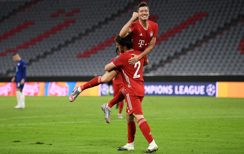 Robert Lewandowski cieszy się z bramki po asyście Alvaro Odriozoli