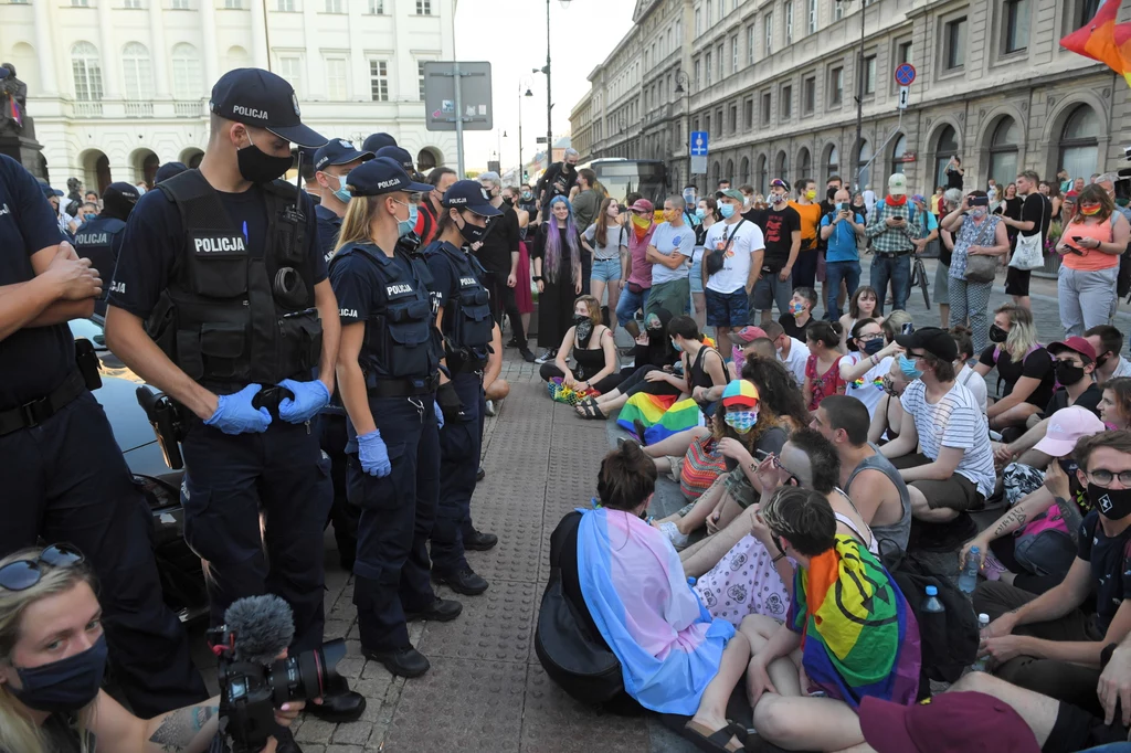 Piątkowy protest aktywistów LGBT na Krakowskim Przedmieściu w Warszawie Piątkowy protest aktywistów LGBT na Krakowskim Przedmieściu w Warszawie