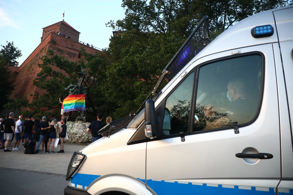 Jak relacjonował aktywista, wokół smoka zrobiło się zamieszanie. Część zebranych osób domagała się zdjęcia tęczowej flagi z monumentu. Po kilku minutach na miejscu pojawiła się policja. Jak relacjonował aktywista, wokół smoka zrobiło się zamieszanie. Część zebranych osób domagała się zdjęcia tęczowej flagi z monumentu. Po kilku minutach na miejscu pojawiła się policja.