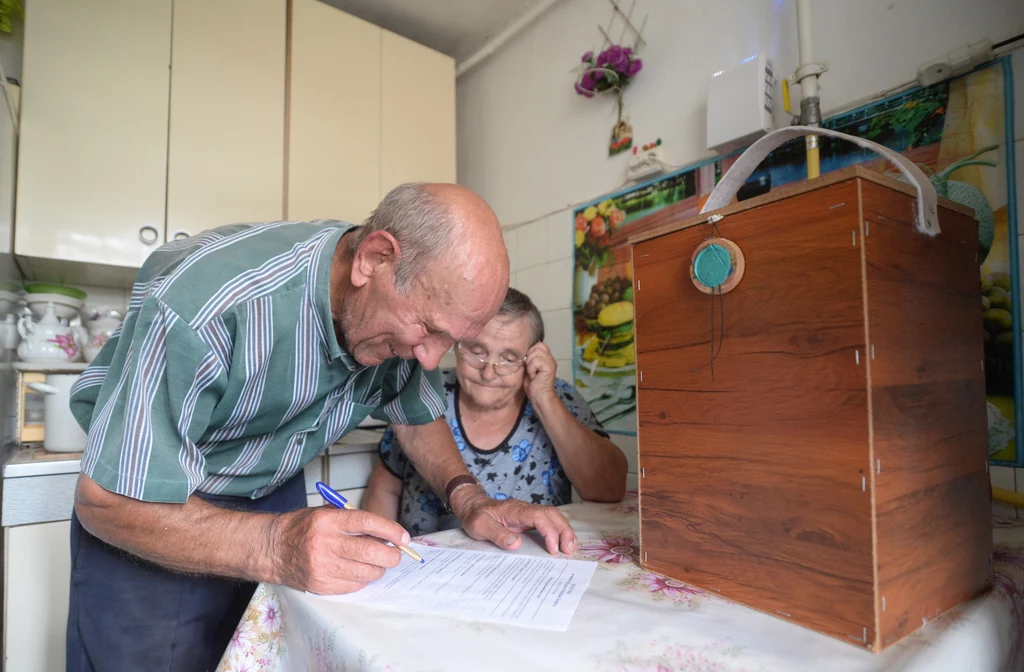Wybory odbędą się w 5831 lokalach wyborczych, z tego w 46 poza granicami kraju. Liczba osób uprawnionych do głosowania wynosi 6,9 mln. Poprzednie wybory prezydenckie na Białorusi odbyły się w 2015 r. Zwyciężył w nich Łukaszenka, który według CKW zdobył 84,09 proc. Na zdjęciu głosowanie do mobilnej urny. Wybory odbędą się w 5831 lokalach wyborczych, z tego w 46 poza granicami kraju. Liczba osób uprawnionych do głosowania wynosi 6,9 mln. Poprzednie wybory prezydenckie na Białorusi odbyły się w 2015 r. Zwyciężył w nich Łukaszenka, który według CKW zdobył 84,09 proc. Na zdjęciu głosowanie do mobilnej urny.