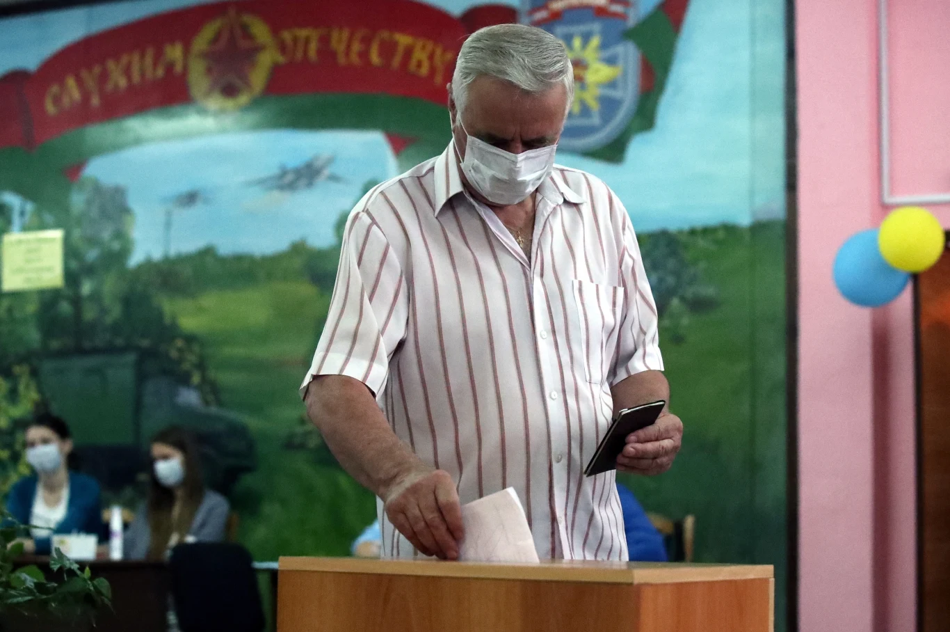 Według agencji Interfax Zachód wstępne wyniki wyborów powinny być ogłoszone w poniedziałek rano.