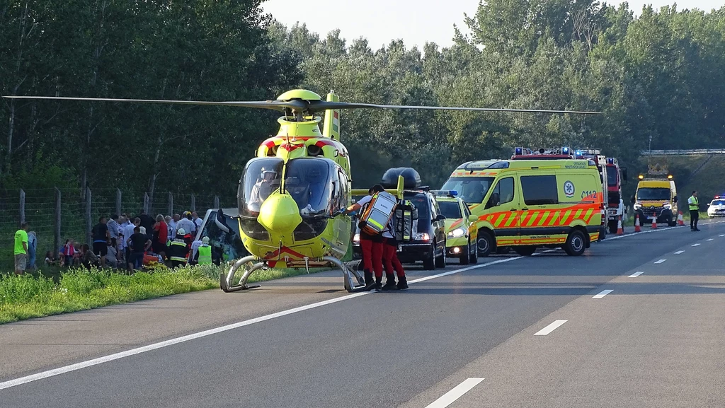 Węgierskie służby ratownicze skierowały do akcji dwa helikoptery i 14 karetek pogotowia. Poszkodowani trafili do lokalnych szpitali. Węgierskie służby ratownicze skierowały do akcji dwa helikoptery i 14 karetek pogotowia. Poszkodowani trafili do lokalnych szpitali.