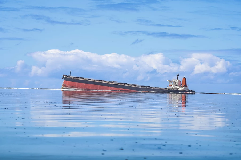 MV Wakashio osiadły na mieliźnie przy Blue Bay Marine Park koło Mauritiusa