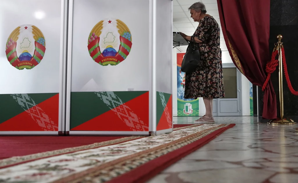Na Białorusi trwają wybory prezydenckie, na zdjęciu głosownaie w Mińsku Na Białorusi trwają wybory prezydenckie, na zdjęciu głosownaie w Mińsku