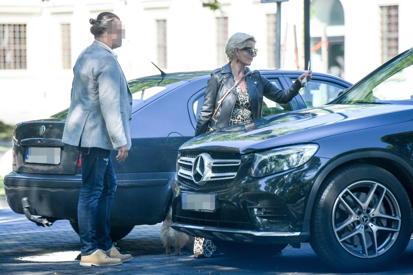 Joanna Racewicz długo oglądała mandat, który znalazł się za szybą.