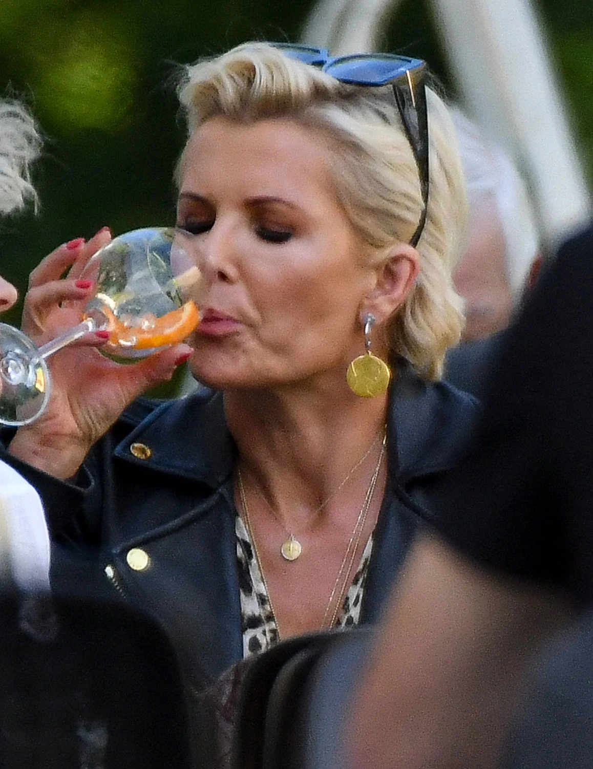 Podczas spotkania dziennikarka sączyła smakowity napój...