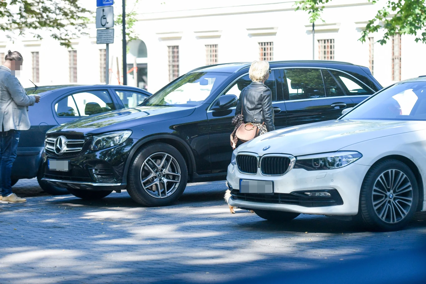 Dziennikarka zostawiła auto prawdopodobnie w niedozwolonym miejscu. Obok znajdował się znak informujący o miejscu dla niepełnosprawnych...