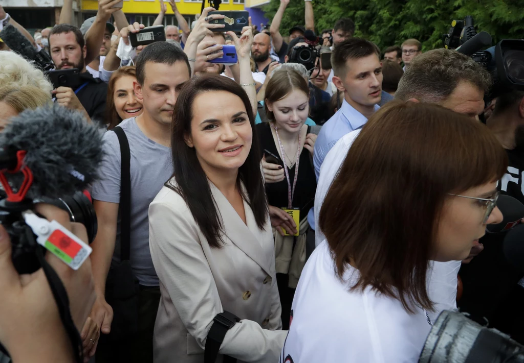 Swiatłana Cichanouska w otoczeniu tłumu wyborców po wyjściu z lokalu wyborczego Swiatłana Cichanouska w otoczeniu tłumu wyborców po wyjściu z lokalu wyborczego