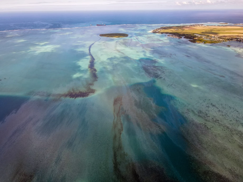 Wyciek oleju u brzegu wyspy Mauritius Wyciek oleju u brzegu wyspy Mauritius