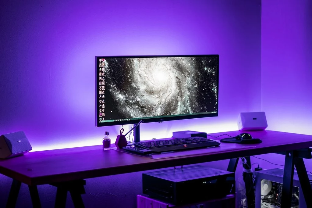 3. Korzyści dla użytkowników Twitcha W ramach wspomnianej usługi premium, ciekawe benefity otrzymują także użytkownicy platformy Twitch. Wśród korzyści należy wymienić m.in. jedną darmową subskrypcję kanału Partnera Twitcha miesięcznie (koszt ok. 25 zł), a także dostęp do unikalnych emotikon oraz dodatkowych opcji kolorystycznych na czacie. Co ciekawe, subskrypcja ulubionego kanału jest automatycznie odnawiana co 30 dni. W ten sposób widzowie mogą wesprzeć swoich idoli i przy okazji otrzymać dodatkowe przywileje - włącznie z odznakami.