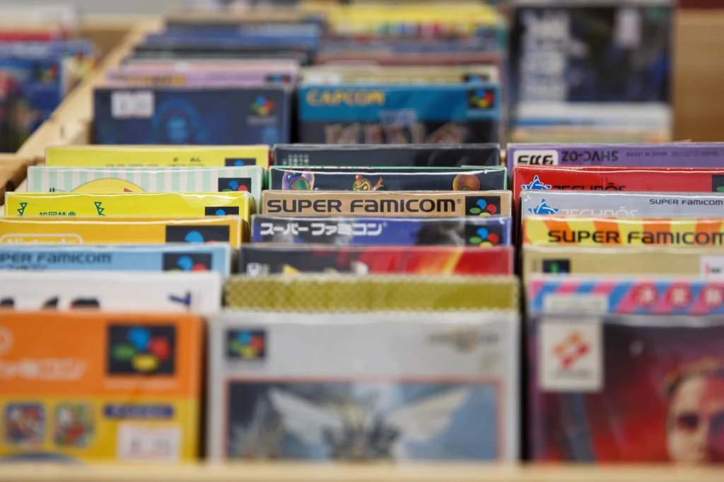 2. Darmowy dostęp do retro tytułów Z usługi Twitch Prime zadowoleni powinni być także miłośnicy gier retro. Użytkownicy w ramach pakietu zyskują dostęp m.in. do popularnych tytułów, znanych z konsoli Neo Geo, która miała swoją premierę w 1990 roku. Wśród ciekawych pozycji znajduje się m.in. Samurai Showdown II, Blazing Star oraz The King of Fighters 2000. Miłośnicy gier retro doskonale wiedzą, że są to klasyki kolejno z 1994 roku, 1998 roku oraz 2000 roku, które umożliwiają odbycie gamingowej podróży w czasie. Warto zaznaczyć, że pobrane gry są dostępne dla użytkowników nawet po wygaśnięciu subskrypcji konta.