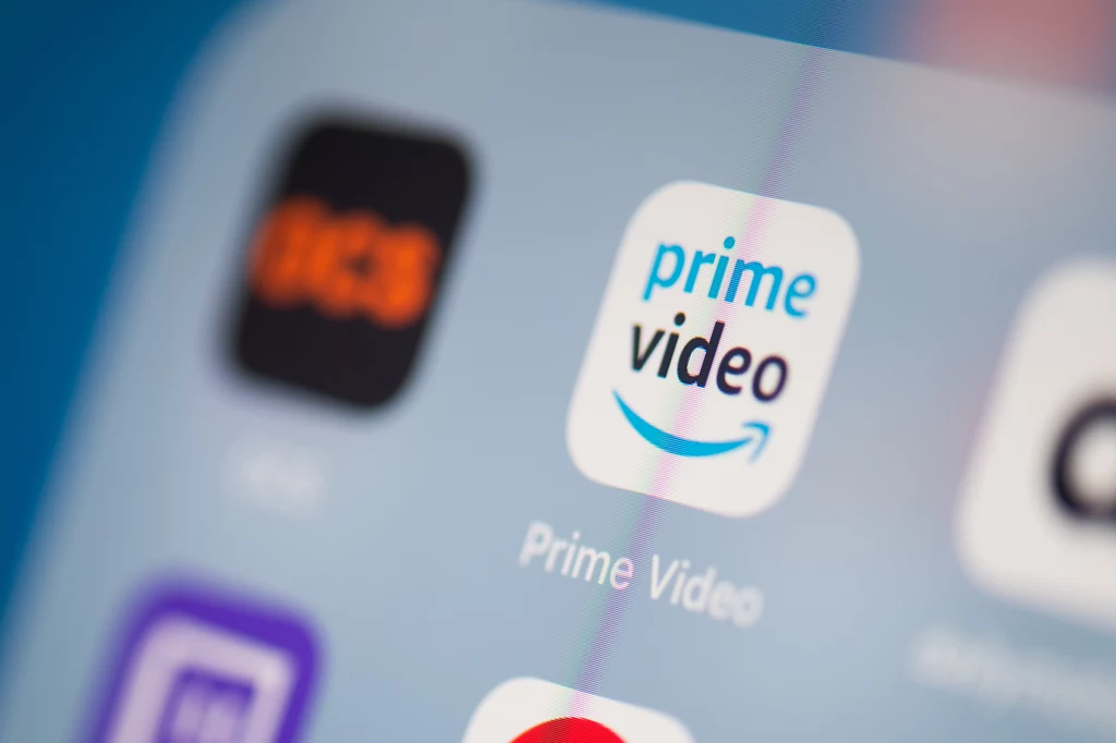4. Dostęp do popularnych filmów i seriali Warto pamiętać, że Twitch Prime jest bezpośrednio związany z Amazon Prime Video, czyli internetową usługą wideo na żądanie, której liczba płatnych subskrybentów na początku tego roku przekroczyła 150 milionów. Osoby posiadające Twitch Prime zyskują także dostęp do wielu filmów i seriali oferowanych przez tę platformę. Amazon Prime Video stanowi bezpośrednią konkurencję dla Netflixa, który pod koniec zeszłego roku miał ponad 167 milionów subskrybentów. Platforma stworzona przez Amazon oferuje m.in. produkcje własne, takie jak chociażby The Grand Tour, Fleabag, Wspaniała pani Maisel, The Boys oraz Tom Clancy’s Jack Ryan. Nie brakuje również klasyków, takich jak serial The Office czy trylogia Back to the future. Każdy może więc znaleźć coś dla siebie.