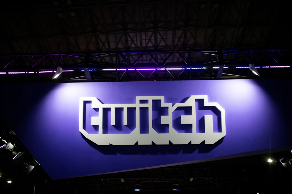 1. Bonusy do popularnych gier Pierwszą zaletą usługi Twitch Prime, którą docenią zapaleni miłośnicy gier, są bonusy do popularnych tytułów. Obecnie ciekawe dodatki są dostępne dla graczy m.in. takich pozycji, jak DOOM Eternal, Apex Legends oraz World of Tanks. Przykładowo, fani FIFA20 mogą skorzystać z pakietu Ultimate Team, w którym gracze otrzymują m.in. dodatkowe karty, zyskując w ten sposób zawodników w trybie FIFA Ultimate Team. Natomiast miłośnicy Grand Theft Auto Online po połączeniu swojego konta z Social Club, mają możliwość zgarnięcia nawet do miliona wirtualnych dolarów w grze. Wszystkie dodatki różnią się od siebie w zależności od miesiąca i są ograniczone czasowo, dlatego warto śledzić je na bieżąco.