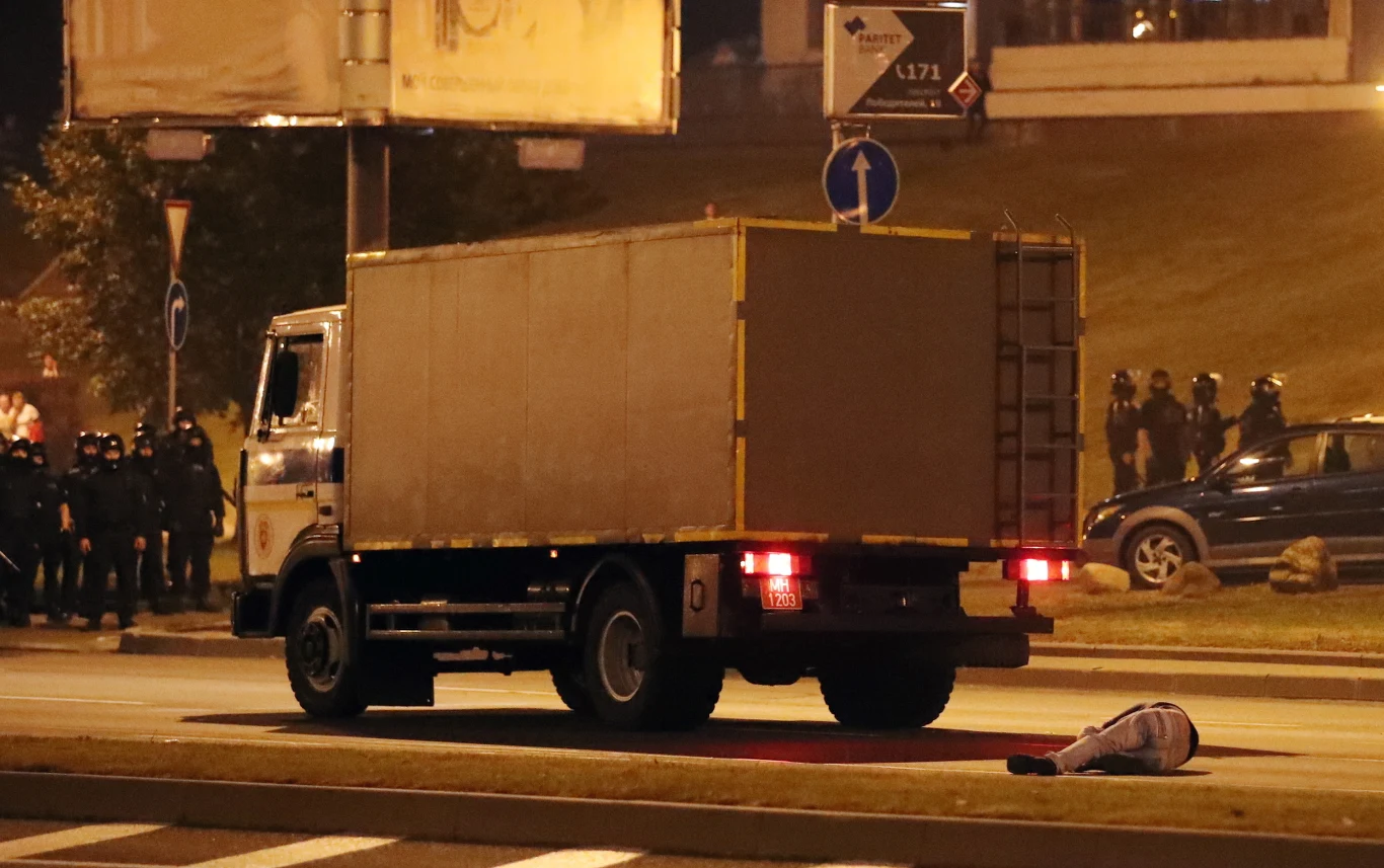 Milicja strzelała do ludzi gumowymi kulami w rejonie ulicy Kalwaryjskiej, trzy osoby są ranne, zabrało je pogotowie - relacjonują media.