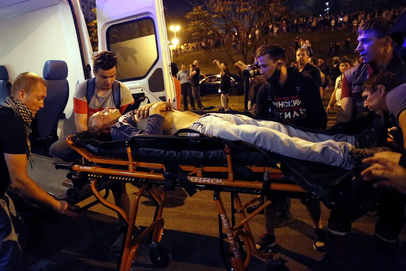 Niezależne media informowały o rannych w różnych punktach białoruskiej stolicy. Na prospekcie Maszerawa granat hukowy ranił jednego z demonstrantów, zabrała go karetka pogotowia, jego stan jest ciężki - podała niezależna gazeta "Nasza Niwa". Media informują, że dotkliwie pobity w Mińsku został dziennikarz agencji Associated Press Mścisłau Czarnou, również do niego wezwano karetkę pogotowia.